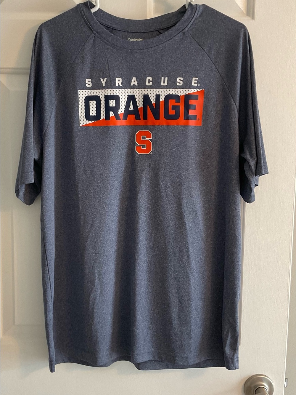 SYRACUSE ORANGE BASKETBALL/FOOTBALL MEN’S SHORT SLEEVE T-SHIRT, SIZE LARGE